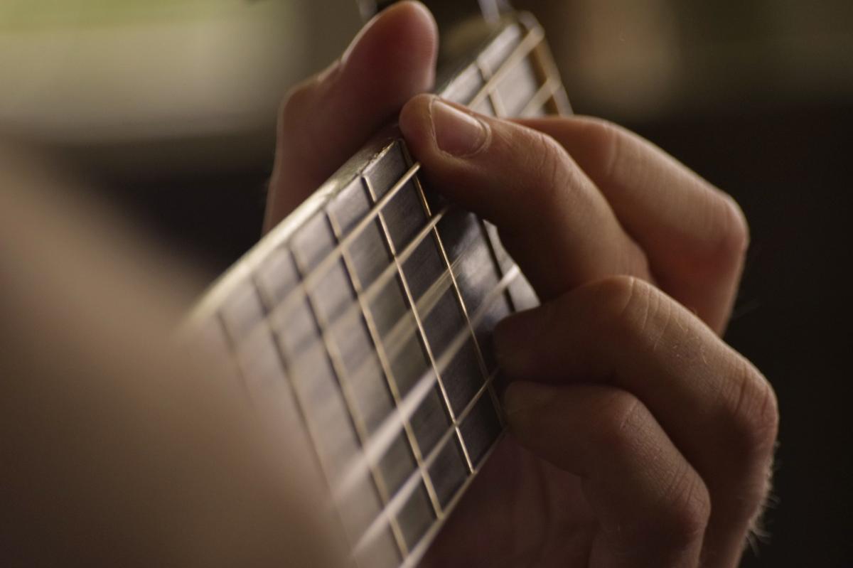 Support pour guitare : quel type choisir ? Un guide complet pour tous les musiciens